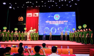 Công an TP Hà Nội hỗ trợ 24 học sinh có hoàn cảnh khó khăn đến trường