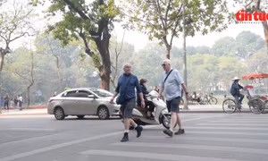 Hà Nội: Sau 6 năm thí điểm, người đi bộ vẫn sợ sang đường dù có đèn tín hiệu giao thông