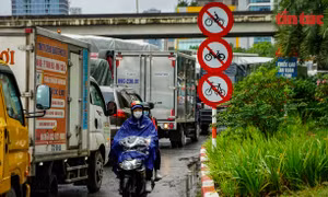 Hiện trạng nút giao Đại lộ Thăng Long-Trần Duy Hưng sau đề xuất bỏ biển cấm xe máy