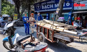 Cảnh sát giao thông 'bắt nóng' loạt xe tự chế kéo hàng cồng kềnh
