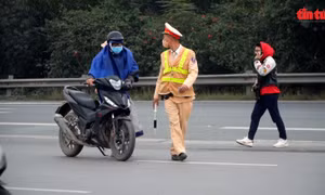 Xử phạt hàng loạt xe máy liều lĩnh đi vào làn ô tô trên Đại lộ Thăng Long