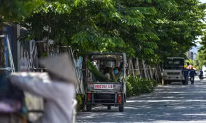 Người lao động Hà Nội chọn gầm cầu làm nơi tránh nắng nóng 50 độ C