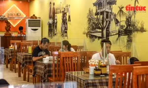 Các quán phở ở Hà Nội chấp hành tốt quy định phòng chống dịch COVID-19