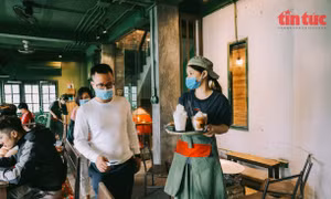 Người dân háo hức đến quán cafe sau nhiều tháng giãn cách xã hội