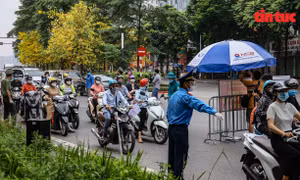 Đường phố Hà Nội đông đúc ngày đầu tuần sau lệnh siết chặt giấy đi đường