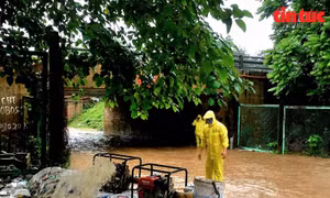 Gấp rút thoát nước, phân luồng giao thông trên đường gom Đại lộ Thăng Long tránh ùn tắc