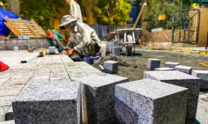 Xuyên đêm lát đá hoa cương, cải tạo vỉa hè Hồ Gươm