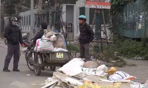 Bãi rác thải lớn, bốc mùi hôi thối trên đường Nguyễn Văn Huyên kéo dài 