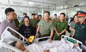 Bộ Công an thăm hỏi cán bộ bị thương khi bảo vệ an ninh cho sự kiện A80