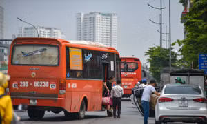 Vừa nới lỏng giãn cách xã hội, đã tái diễn ‘xe khách rùa bò’