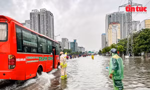 Cảnh sát giao thông Hà Nội chủ động ứng phó trong bão số 10