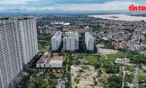 Chung cư gần sông Hồng vẫn bị cô lập trong 'biển nước'