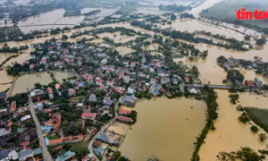 'Ốc đảo' ngoại thành Hà Nội sau bão số 10