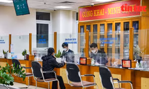 Công sở Hà Nội chấp hành nghiêm quy định chống dịch trong ngày đầu tiên làm việc