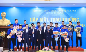 Chủ tịch TP Hà Nội trao thưởng cho đội tuyển bóng đá Việt Nam