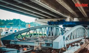 Cận cảnh công trình thi công cầu vòm sắt vượt hồ đầu tiên của Thủ đô 