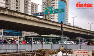 Thi công hầm chui sai thiết kế gây tắc đường Lê Văn Lương, Hà Nội
