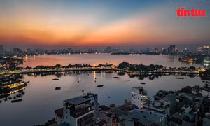 Ảnh 360 độ: Hồ Tây chìm trong hoàng hôn quyến rũ của mùa Thu Hà Nội