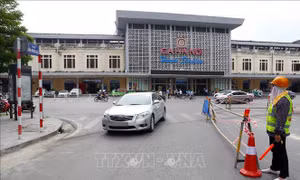 Hà Nội thông báo khẩn tìm lái xe ô tô chở nam thanh niên nghi nhiễm COVID-19