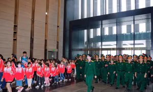 Sư đoàn 304 tham quan, học tập truyền thống tại Bảo tàng Quân sự Việt Nam