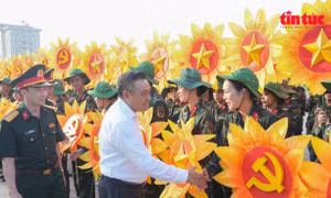 Chủ tịch TP Hà Nội thăm, động viên lực lượng phục vụ đại lễ A80