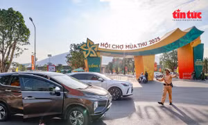 Công an Hà Nội bảo đảm an toàn giao thông cho Hội chợ Mùa Thu 2025