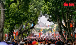 Hàng nghìn du khách đổ về phố đi bộ Hồ Gươm trong ngày nghỉ lễ 2/9