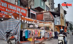 Hà Nội: Tiểu thương phố thời trang tranh thủ 'xả hàng' trước khi bị giải phóng mặt bằng