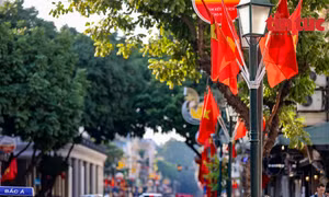 Hà Nội treo cờ Tổ quốc 4 ngày chào mừng 15 năm mở rộng địa giới hành chính