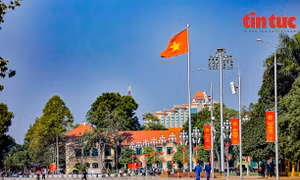 Phố phường Thủ đô rực rỡ cờ hoa mừng Đảng, mừng Xuân