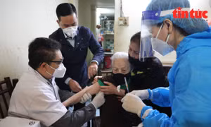 Hà Nội mở cao điểm tiêm vaccine xuyên Tết; Không gây khó khăn cho người dân về quê