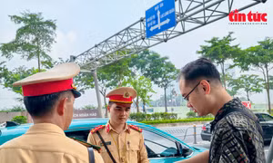 Lái xe cần lưu ý việc dừng đỗ để tránh bị xử phạt trên đường Võ Chí Công, Hà Nội