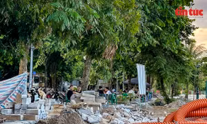 Hà Nội: Vườn hoa chưa cải tạo xong đã bị hàng quán bủa vây