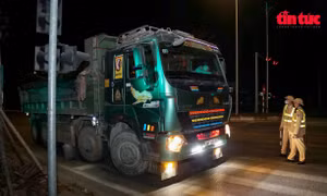 Xuyên đêm kiểm tra nồng độ cồn trên đường trục phía Nam Hà Nội