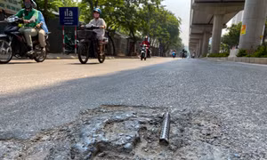 Mặt đường dưới dự án đường sắt đô thị Nhổn - ga Hà Nội xuống cấp, gây nguy hiểm cho người dân