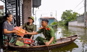 Công an TP Hà Nội đảm bảo an ninh, hỗ trợ người dân vùng ngập lụt