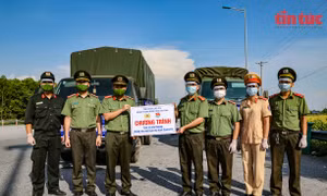 Đoàn Thanh niên Công an tỉnh Lào Cai gửi tặng rau xanh cho người dân Hà Nội