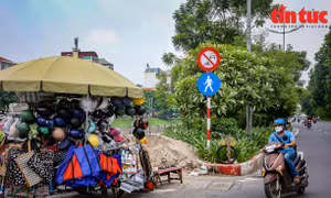 Đường đi bộ ven sông Tô Lịch thành nơi bán trà đá, tập kết hàng rong, rác thải