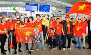 Hàng trăm cổ động viên nhuộm đỏ sân bay Nội Bài cổ vũ đội tuyển U22 Việt Nam