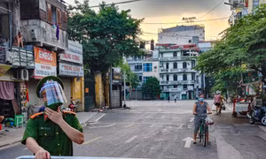 Cận cảnh chốt cách ly y tế phường Văn Miếu, Hà Nội