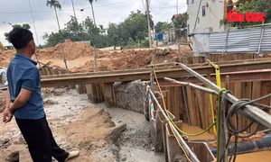Hà Nội: Thi công kênh dẫn nước khiến đường bị sụt lún