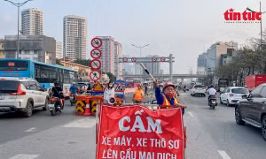 Phớt lờ tiếng loa thông báo và biển cấm, xe máy vẫn lao lên cầu vượt Mai Dịch