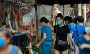 Hà Nội: Chợ dân sinh đầu tiên quây ni-lon phòng dịch COVID-19