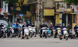 Người dân Thủ đô vẫn tụ tập trò chuyện, quên đeo khẩu trang và tràn ra đường