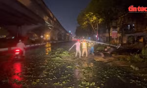 Cảnh sát giao thông Hà Nội căng mình trong đêm khắc phục hậu quả mưa lớn