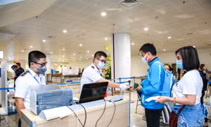 Hướng dẫn mới nhất dành cho người nước ngoài làm thủ tục nhập cảnh vào Việt Nam