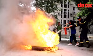 Học sinh, thanh niên Hà Nội hào hứng trải nghiệm kỹ năng chống cháy, cứu nạn