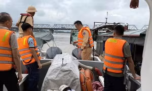 Cứu nạn 3 thuyền viên an toàn trong vụ đắm tàu ở sông Hồng
