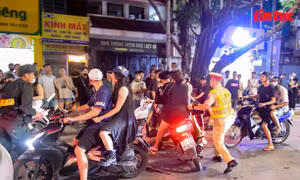 Hà Nội: Hàng loạt xe máy 'thông chốt' kiểm tra nồng độ cồn