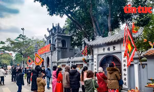 Người dân Thủ đô du xuân với tinh thần phòng dịch cao